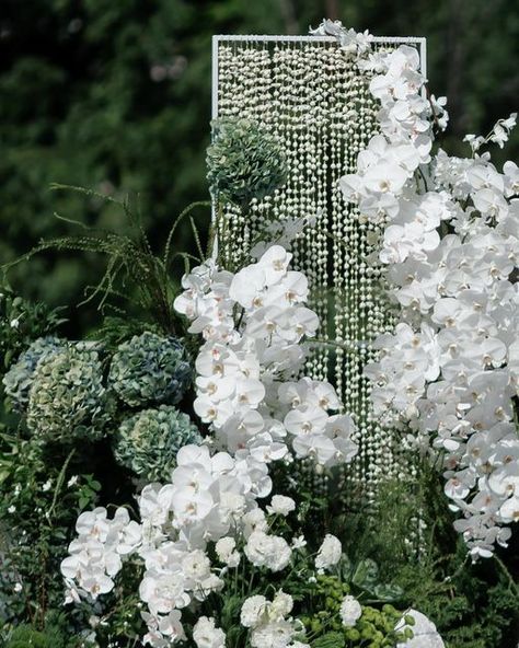 Kaidang Design on Instagram: "The jasmine chain for thai ceremony. #oujasfinally Planner : @kengnaruemityarn Decor : @kaidangdesign 📸 : @ekk.pol #thaiceremony #florist #flowerdesign #weddingdecor" Thai Wedding Decor, Thai Wedding Decoration, Thai Wedding Ceremony, White Green Wedding, Marquee Decoration, White And Green Flowers, Thai Decor, Arabian Decor, Bali Decor