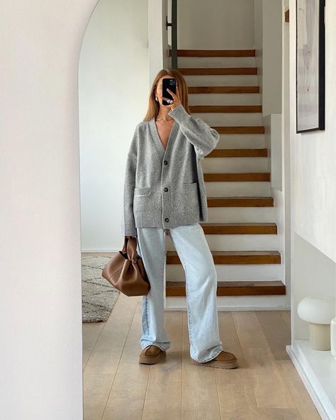 Chestnut Uggs Outfit, Uggs Outfit Winter, Platform Outfit, September Outfits, Slippers Outfit, Instagram 2023, Fall Transition Outfits, Oversized Jeans, Uggs Outfit