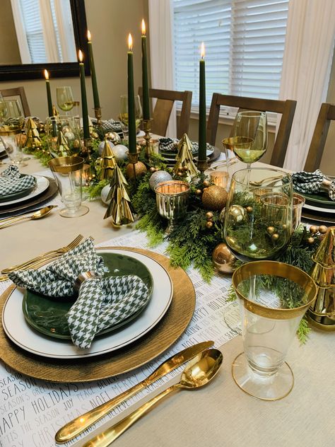 Christmas Dinner Table Settings, Christmas Dining Table Decor, Gold Table Setting, Christmas Dining Table, Deco Table Noel, Christmas Dinner Table, Dinner Table Setting, Christmas Tablescape, Gold Christmas Decorations