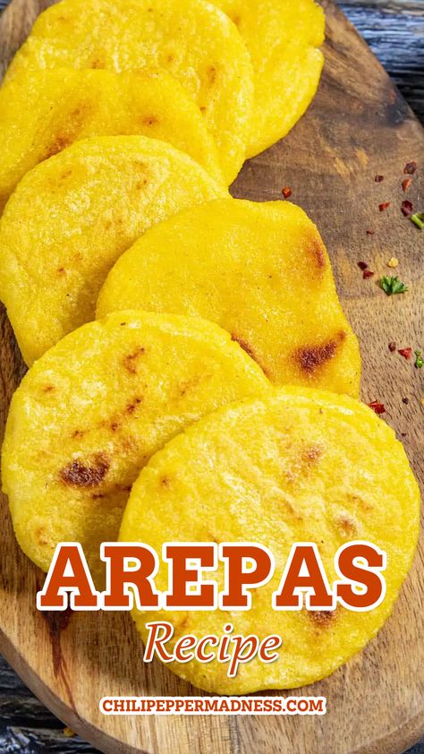 Closeup of the delicious arepas on a wooden board. Cornbread Cakes, Simple Cornbread, Corn Flour Recipes, Masa Recipes, Columbian Recipes, Arepas Recipe, Recipes Chili, Venezuelan Food, Pepper Recipes