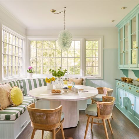 Hamptons Style House, Antique Home Decor Ideas, Kitchen Banquette, Transitional Dining Room, Transitional Dining, Rustic Dining Room, Kitchen Benches, Interior Renovation, Transitional Living Rooms