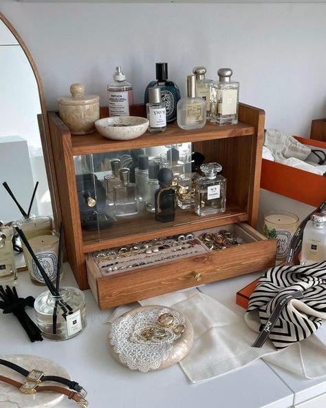 Vanity Table Aesthetic, Makeup Organization Aesthetic, Vanity Organization Ideas, Closet Rooms, Rangement Makeup, Perfume Storage, Makeup Organization Diy, Perfume Organization, Beautiful Storage