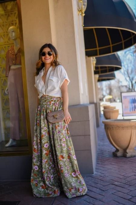 Flower Pants Outfit Summer, Flowered Pants Outfit, Palazzo Pants Printed, Patterned Palazzo Pants Outfit, Floaty Trousers Outfit, Outfits With Patterned Pants, Patterned Flares Outfit, Floral Chic Outfit, Wide Flowy Pants Outfit