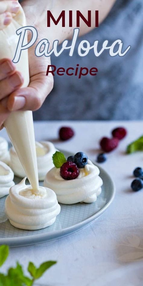 Mini Pavlova Recipe, Australian Pavlova, Dolci Finger Food, Mini Pavlovas, Pavlova Dessert, Finger Food Desserts, Finger Desserts, Desserts For Parties, Pavlova Cake