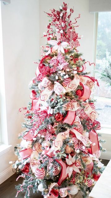 Red And Pink Christmas Tree, Ribbon Hacks, Christmas Tree Festival, Christmas Tree Decorations Ribbon, Christmas Tree Inspo, Gingerbread Christmas Tree, Neutral Backdrop, Tree Inspiration, Flocked Christmas Trees Decorated