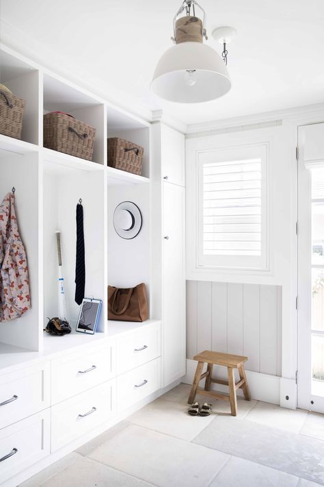 Mud Room Ideas Modern, Hamptons Laundry Room, Hamptons Laundry, Modern Mud Room, Best Laundry Room Ideas, Mud Room Ideas Entryway, Hamptons Style Laundry, Mud Room Entry, Mudroom Organization