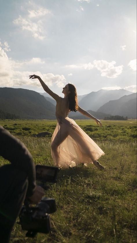 Dancing In Nature, Outdoor Dance Photography, Dancing Photos, Dancing Photography, Modern Dans, Ballet Dance Photography, Dance Picture Poses, Dance Photo Shoot, Dancer Photography