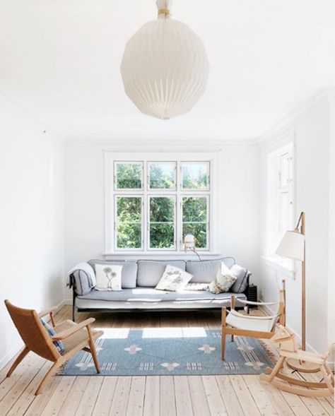 A Copenhagen Family Home Full of Books and Scandi Design Treasures Retro Living Room Ideas, Vintage Vibes Retro, Retro Living Room, Oval Room Blue, Scandi Design, White Shelves, Lounge Design, Eclectic Interior, Unique Kitchen