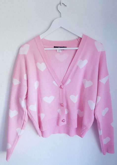 Pink cropped cardigan with white heart pattern and cute pearlecent pink heart buttons, it's from Daisy Street. Pink Heart Cardigan, Pink Cropped Cardigan, Softgirl Outfits, Homemade T Shirts, Couple Streetwear, Pink Heart Dress, Kawaii Sweater, Heart Cardigan, Ethical Clothing Brands