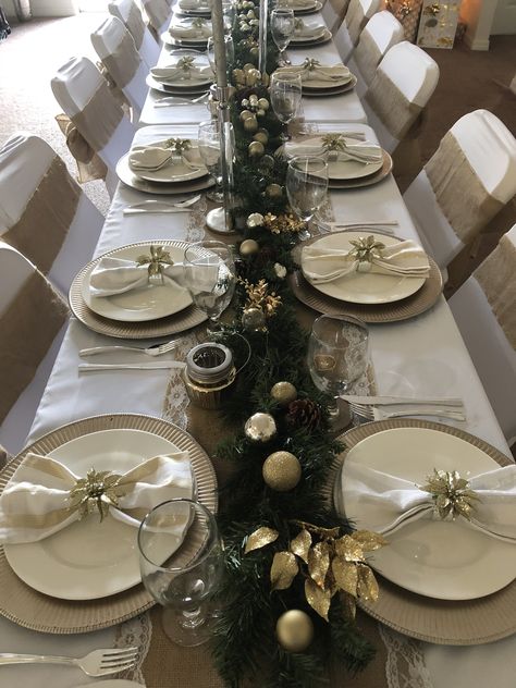 Gold Christmas Dinner Table Decor, Christmas Diner Decor, Diner Table Decoration Ideas, Xmas Dinner Table Decoration, Christmas Themes Ideas For Home, New Years Table Decor, New Years Eve Table Setting, Elegant Christmas Table, Christmas Table Setting Ideas