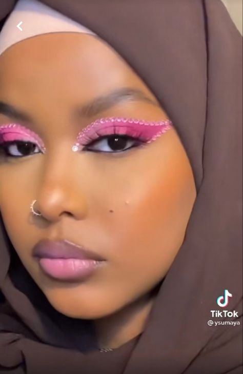 Light Pink Eyeshadow Looks With Glitter, Pink And White Makeup Looks Black Women, Pink Ombre Eyeshadow, Pink Eyeshadow Hooded Eyes, Fun Pink Eyeshadow Looks, Pink Fairy Eye Makeup, Light Pink Eyeshadow Looks, Ombré Eyeshadow, Skyler Aesthetic