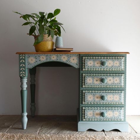 Green folk art desk Pine Desk, Room Vibes, Painted Desk, Furniture Renovation, Hand Painted Furniture, Flipping Furniture, Dream House Decor, Dream Home Design, House Inspiration