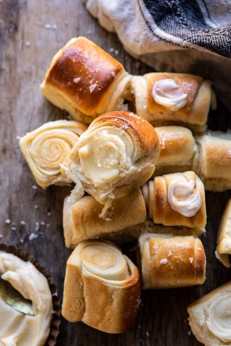 Salted Honey Butter Parker House Rolls | halfbakedharvest.com #rolls #thanksgiving #holidayrecipe Honey Butter Parker House Rolls, Salted Honey Butter, Rolls Thanksgiving, Homemade Honey Butter, Honey House, Parker House Rolls, Parker House, Half Baked Harvest, Think Food