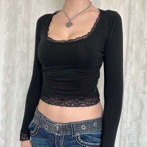 Dainty Black Hollister Vampire Girlfriend Cropped Long Sleeve With Lace Trim #y2k #2kfashion #2000s #2000sfashion #bellaswan #twilight #vampiregirlfriend Top In Pizzo, Áo Crop Top, Goth Outfit, Mode Grunge, Y2k Long Sleeve, Y2k Clothes, Slim Fit Top, Top Streetwear, Elegant Blouses