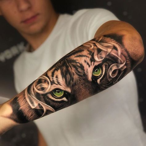 Green eyed tiger by Orlando Pineda, an artist at United Ink Sweden in Norrköping, Sweden. Green Eyes Tattoo, Tiger Forearm Tattoo, Tato Mata, Tattoo Avant Bras, Tato Lengan Bawah, Tiger Eyes Tattoo, Tiger Tattoo Sleeve, 42 Tattoo, Tato Dada