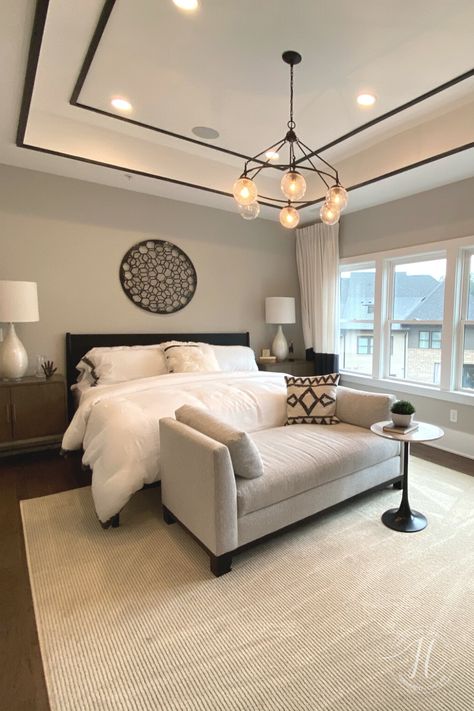 Modern Bedroom High Ceiling, Box Vault Ceiling Bedroom, Bedroom With Recessed Ceiling, Ideas For Recessed Ceiling, Bedroom Accent Ceiling Ideas, Tray Ceiling Family Room, Tres Ceiling Ideas Bedroom, Vaulted Bedroom Ceiling Lights, Bedrooms With Tall Ceilings