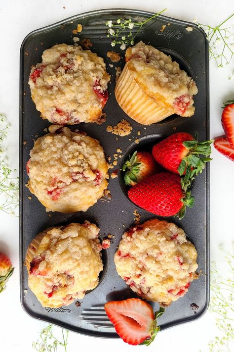 Strawberry streusel muffins are moist, easy to make, and delicious. A fluffy muffin filled with strawberries and topped with a crumb topping. Baked Goods To Take To Work, Strawberry Crumb Muffins, Muffins With Strawberries, Easy Moist Muffins, Strawberry Strudel Muffins, Strawberries And Cream Muffins, Jumbo Strawberry Muffins, Strawberry Buttermilk Muffins, Strawberry And Cream Muffins