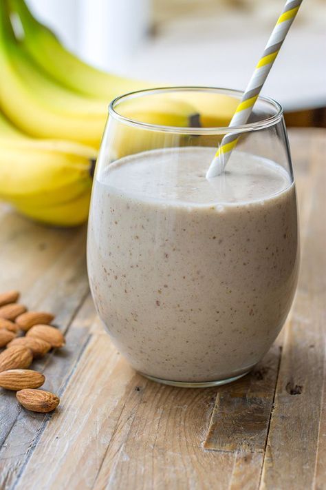 This wholesome Banana Almond Milk Smoothie is filled with flax seeds, vanilla and cinnamon, but tastes like a healthy milkshake! Delicious! #flaxseed #almondmilksmoothie #bananasmoothie #smoothie Milk Smoothie Recipes, Almond Milk Smoothie Recipes, Almond Milk Smoothie, Flaxseed Smoothie, Basil Health Benefits, Healthy Milkshake, Breakfast Low Carb, Smoothies With Almond Milk, Milk Smoothie