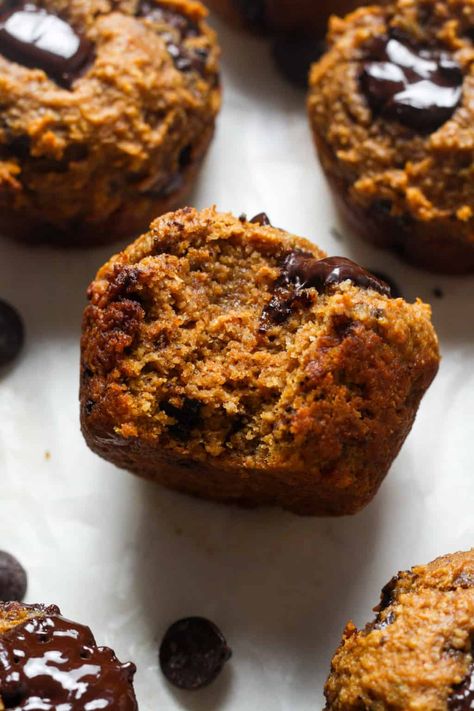 Protein Pumpkin Muffins, Protein Breakfast Muffins, Pumpkin Protein Muffins, High Protein Muffins, Organically Addison, Protein Muffin Recipes, Pumpkin Protein, Pumpkin Recipes Healthy, Healthy Protein Snacks