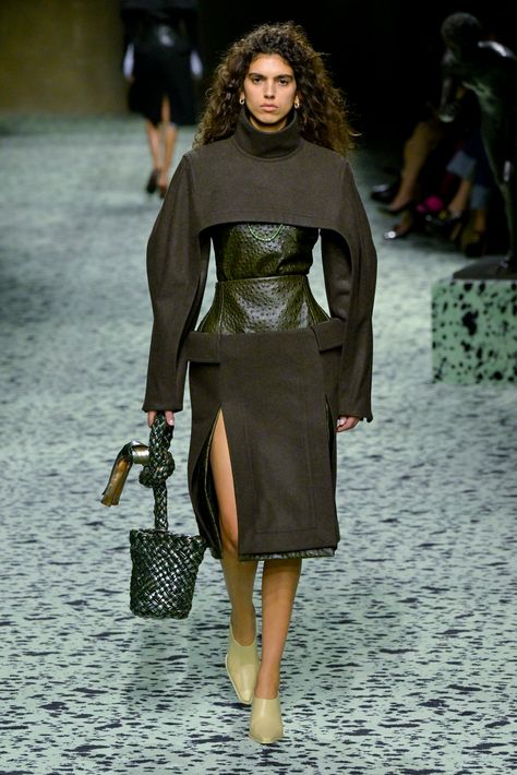 Bottega Veneta Fw22, Bottega Veneta Outfits Women, Ready To Wear Fall 2024, Runway Fashion Women, High Fashion 2024, Bottega Veneta 2024, Bottega Veneta Runway, Bottega Veneta Fashion Show, Bottega Veneta Outfit