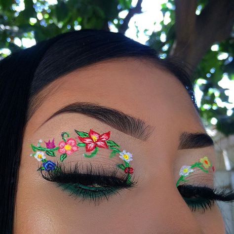 May Queen Midsommar, Eyeliner Inspiration, Mexican Makeup, Which Makeup, Stunning Makeup Looks, Looks For Green Eyes, Eyeshadow Designs, Makeup Looks For Green Eyes, Flower Makeup