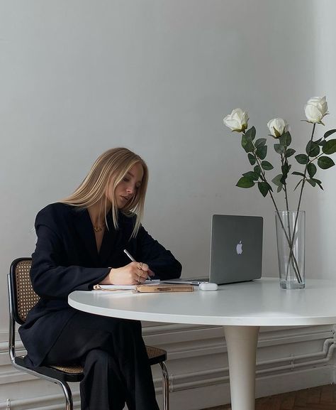 Working Aestethic, Instagram Style Design, Working Women Aesthetic, Women Working In Office, Aesthetic Business Woman, Working Aesthetic, Woman In Office, Work Photoshoot, Woman At Work