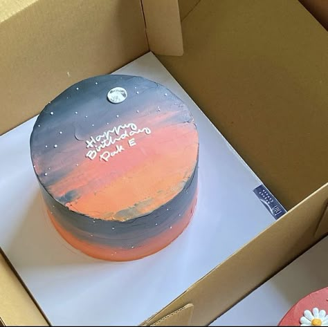 Simple Moon Cake, Cake Moon Design, Sunset Cake Design, Sunset Birthday Cake, Moon Cake Ideas, Moon Cake Design, Happy Birthday Cake Ideas, Full Moon Cake, Moon Birthday Cake