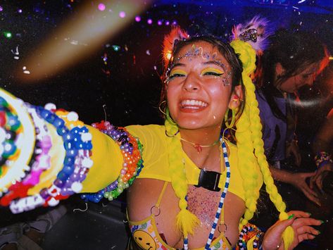 2000s Rave Fashion, Rave Girl Aesthetic, 90s Rave Fashion, Rave Core, Rave Photography, Fashion Subcultures, Punk House, Rave Aesthetic, Neon Rave