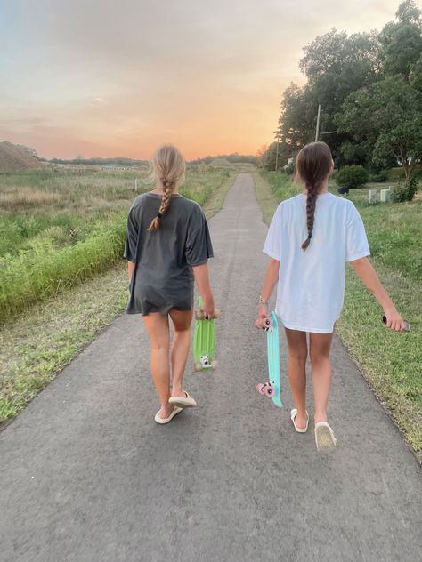 Penny Boarding, Blonde And Brunette Best Friends, Light Blue Hair, Girl Friendship, Blonde Curly Hair, Blonde Hair Girl, Girl With Brown Hair, Dirty Blonde Hair, Friend Poses Photography