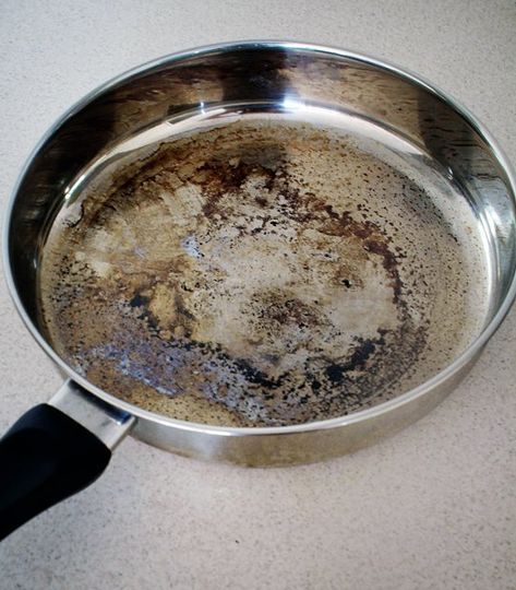 How To Clean Burnt Pots & Scorched Pans Cleaning Burnt Pans, Clean Burnt Pots, Household Cleaning Tips, Diy Cleaners, Cleaners Homemade, Natural Cleaning Products, Diy Cleaning Products, Cleaning Organizing, Spring Cleaning