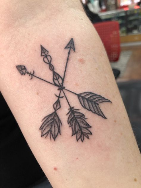 Arrow Friendship Tattoo, Three Arrows Tattoo, Friendship Arrow Tattoo, Simple Friend Tattoos, Arrow Tattoo Meaning, Bae Tattoo, Friend Tats, Bestie Tats, Arrows Tattoo