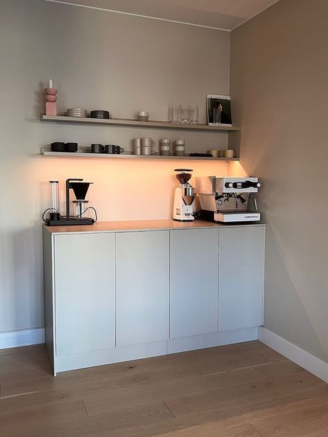 Coffee Bar In Kitchen, Coffee Bar Ideas Kitchen, Kaffe Station, Bar In Kitchen, Coffee Bar Ideas Kitchen Counter, Kitchen Coffee Bar, Coffee Bar Station, Coffee Bar Ideas, Farmhouse Coffee Bar