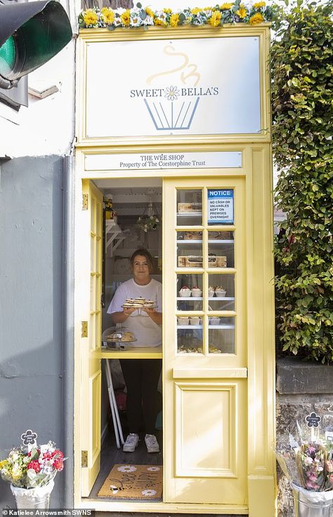 Micro Bakery Shop, Small Bakery Interior Design Ideas, Porch Bakery Pop Up Shop, Small Bakery Design, Cute Bakery Interior, Small Bakery Ideas, Small Cake Shop, Small Food Shop, Mini Bakery Shop Design