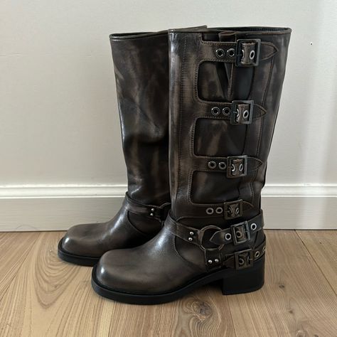 Never Worn Steve Madden Boots! Steve Madden Buckle Boots, Steve Madden Biker Boots, Steve Madden Boots Outfit, 2000s Boots, Black Calf Boots, Moto Boots Outfit, Brown Biker Boots, Berlin Party, Biker Boots Outfit