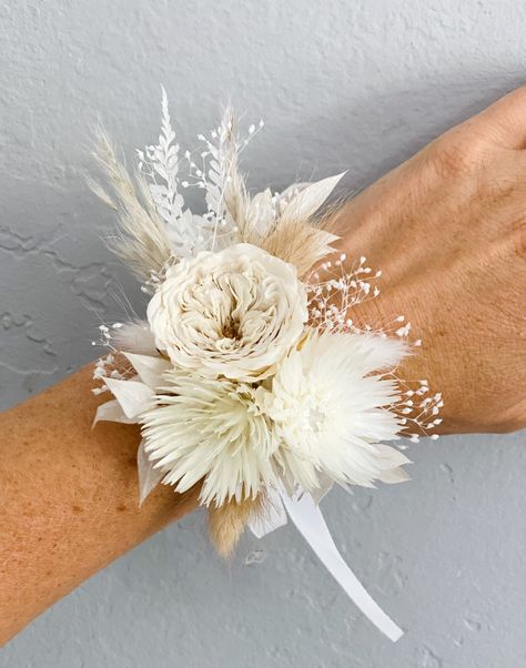 Rustic Wrist Corsage Wedding, Fake Flower Corsage, Dried Corsage, White Corsages, Boho Wrist Corsage, Hoco Corsage, Grad Flowers, Corsages Prom, Mother Of The Bride Flowers