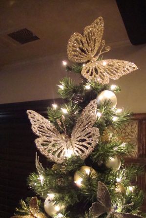 Borboletas na árvore de natal Monarch Butterfly Christmas Tree, Butterfly Christmas Decorations, Butterfly Christmas Tree Topper, Butterfly Christmas Ornaments, Butterfly Christmas Tree Ideas, Butterfly Christmas Tree, Christmas Sleigh Decorations, Christmas Butterfly, Fall Christmas Tree