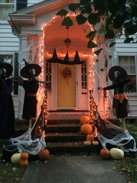 Halloween Decorations Hedges, Halloween Decor Outside Front Porches, Cute Halloween Patio Decor, Cool Halloween Decorations Outdoor, Covered Porch Halloween Decor, Spooky House Decor Outside, Aesthetic Halloween Decorations Outdoor, Ranch House Halloween Decor, Front Yard Decor Halloween