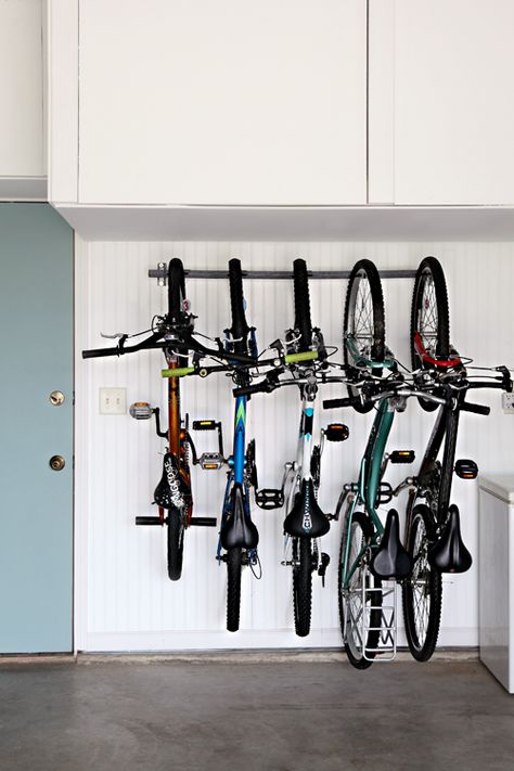 Hanging Bike Rack, Garage Velo, Bike Rack Garage, Casa Garage, Organized Garage, Range Velo, Garage Update, Small Laundry Room Organization, Super Organized