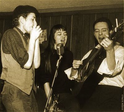 (l-r) Bob Dylan, Karen Dalton, and Fred Neil at the Cafe Wha? in 1961 (Photo by Fred W. McDarrah) Jimmy Reed, Beatnik Style, Joan Baez, Music Magazines, Folk Music, Tomboy Fashion, Bob Dylan, Debut Album, New Yorker