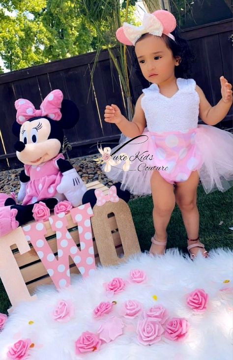 Minnie Mouse Birthday Outfits, Two Minnie Mouse Birthday, Miney Mouse Birthday, Mini Mouse Photo Shoot Ideas, Minnie Mouse Birthday Photoshoot, Romper Halloween Costume, Minnie Mouse Themed Birthday Party, Tutu Minnie, Minnie Mouse Birthday Cake