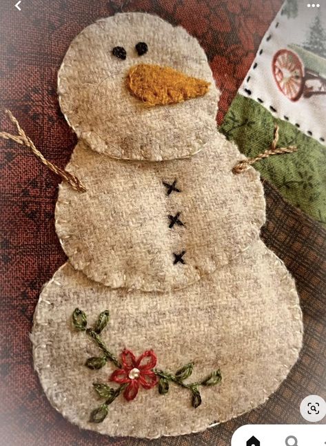 Primitive Christmas Ornaments, Sewn Christmas Ornaments, Handmade Snowman, Wool Felt Projects, Wool Applique Patterns, Felted Wool Crafts, Felt Christmas Decorations, Christmas Applique, Book Stand