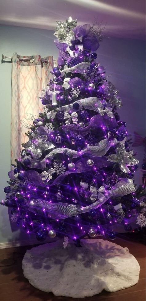 Purple White And Silver Christmas Tree, Purple And Gold Ornaments Christmas Tree, Purple Tree Decorating Ideas, Black And Purple Christmas Decorations, Christmas Purple Decorations, Purple Christmas Tree Decorations Ideas, Purple And Silver Christmas Decorations, Purple And Black Christmas Tree, Purple Christmas Decor Ideas