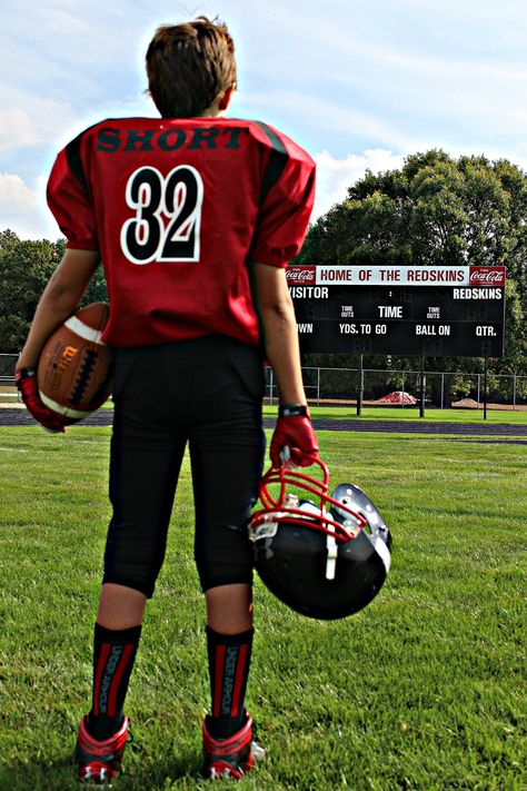 Football Photoshoot Ideas Kids, Diy Football Pictures, Kids Football Photoshoot, Youth Football Photography, Football Photoshoot Ideas, Youth Sports Photography, Football Photoshoot, Sports Team Photography, Bulldog Football