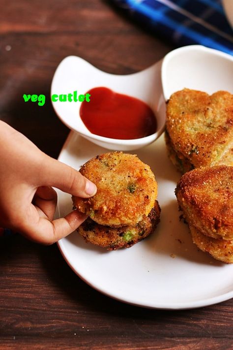 veg cutlet is delicious and healthy snack or breakfast served with ketchup. These cutlets are made of mixed veg and pan fried, tastes wonderful with tea. #cutletrecipe #vegcutlet #vegetablecutletrecipe #vegetablecutlet Vegetable Cutlet, Veg Cutlet Recipes, Veg Cutlet, Vegetable Cutlets, Tiffin Recipe, Plating Ideas, Veg Snacks, Cutlets Recipes, Herb Bread