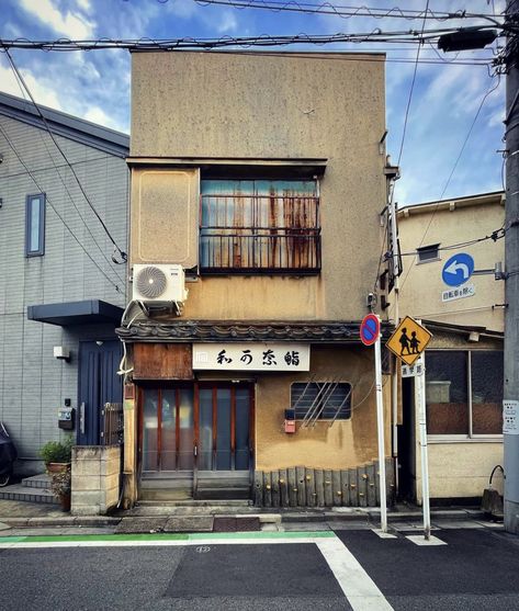 Japanese Street Building, Japanese Store Fronts, Japanese Neighborhood, Old Japanese House, Tokyo House, Architecture Photography Buildings, Japanese Buildings, Japanese Town, Apartment Exterior