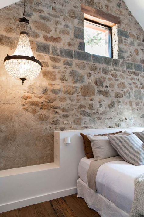 Stone feature walls: 12 stunning designs Stone Wall Bedroom, Interior Stone Wall Ideas, Stone Wall Interior Design, Sandstone Fireplace, Stone Feature Wall, Stone Walls Interior, Hamptons Style Home, Rustic Photography, Sandstone Wall