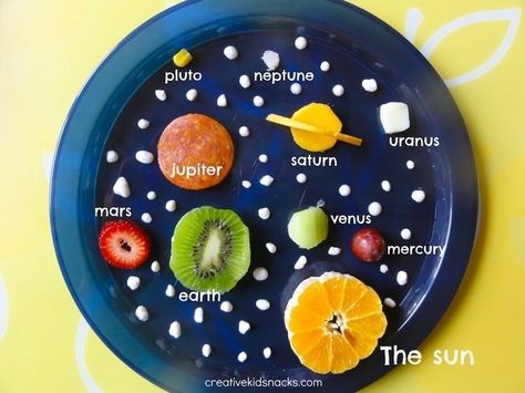 Snacktime to teach the solar system. | 31 Clever And Inexpensive Ideas For Teaching Your Child At Home Solar System Projects, Sistem Solar, Creative Kids Snacks, Aktivitas Montessori, The Solar System, Snacks Für Party, Homeschool Science, Sistema Solar, Fun Kids Food