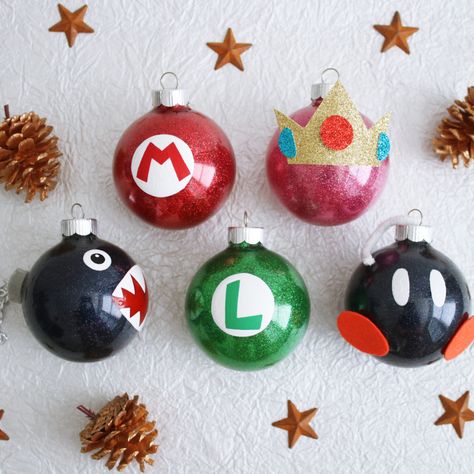 Fun Super Mario themed Holiday Ornaments Super Mario Christmas Wallpaper, Mario Xmas Tree, Super Mario Ornaments Diy, Super Mario Christmas Ornaments, Diy Mario Ornaments, Super Mario Bros Christmas Tree, Mario Ornaments Diy, Nintendo Ornaments, Mario Bros Christmas Tree