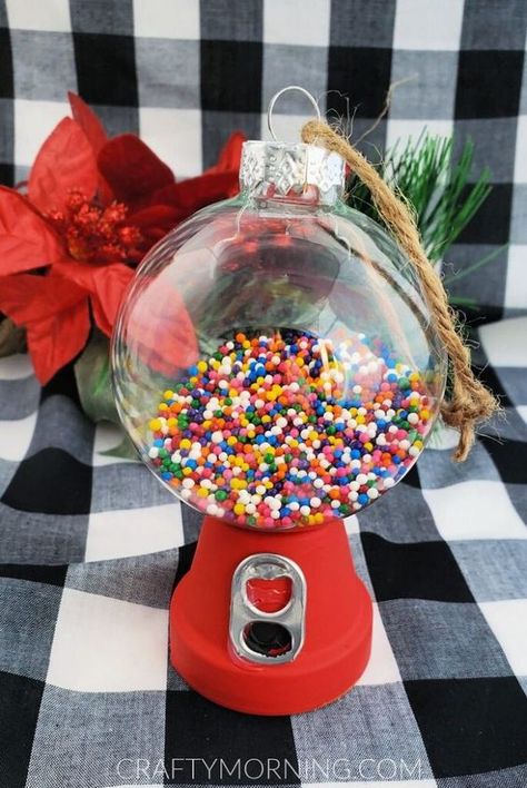 Gumball Machine Ornament, Diy Gumball Machine, Christmas Classroom Treats, Holiday Crafts Decorations, Crafty Morning, Neli Quilling, Classroom Treats, Christmas Crafts For Adults, Christmas Crafts To Make