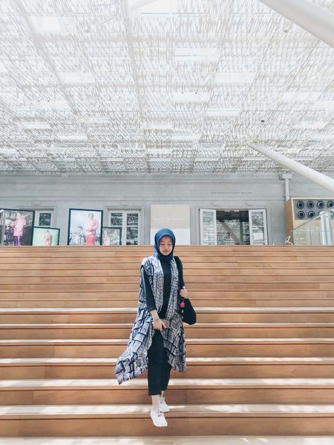 Ootd aman outer batik dengan kaos dan celana hitam Ootd Hijab Outer, Outer Batik Casual, Hijab Outer, Ootd Outer, Outer Panjang, Outer Hijab, Outer Outfit, Batik Outer, Outfit Outer